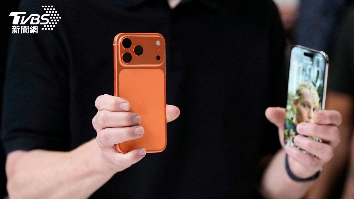 不少人搶到首批iPhone 17後，立刻在網路上「原價轉賣」。（圖／達志影像美聯社）