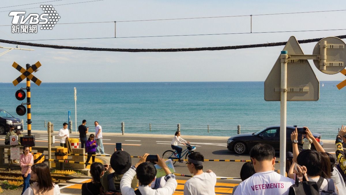 日本鎌倉高校前的平交道，因為「灌籃高手」取景爆紅。（圖／Shutterstock達志影像）
