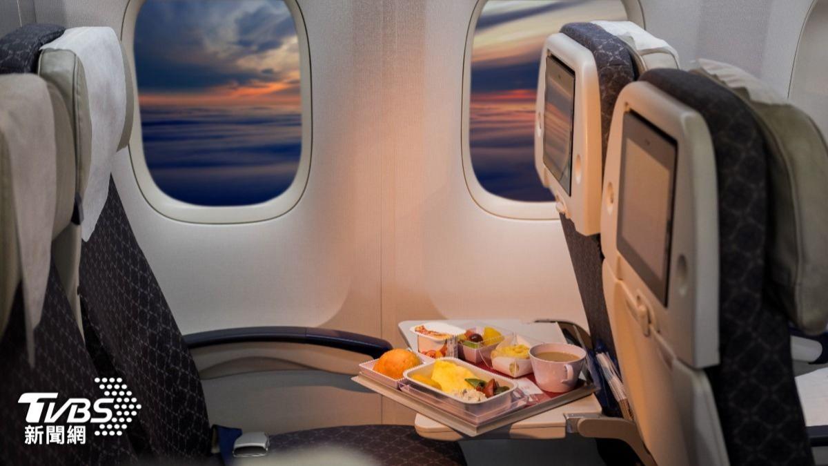 旅遊達人曝吃飛機餐別點海鮮或漢堡。（示意圖／達志影像shutterstock）