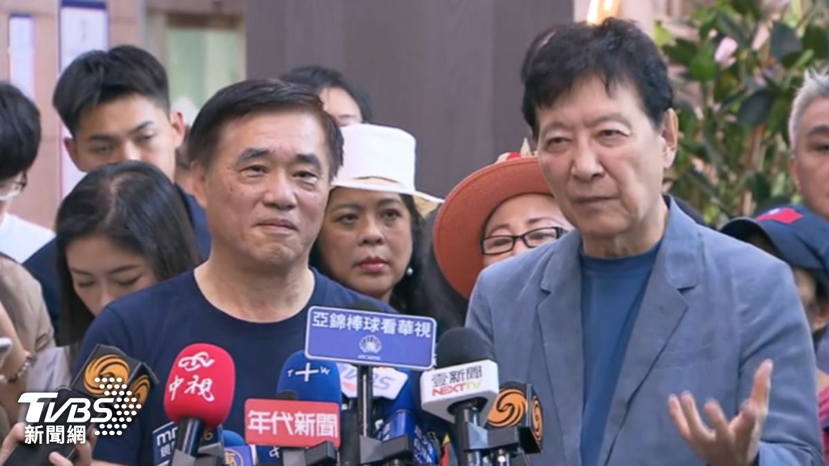 資深媒體人趙少康陪前台北市長郝龍斌登記參選國民黨主席。（圖／TVBS資料畫面）