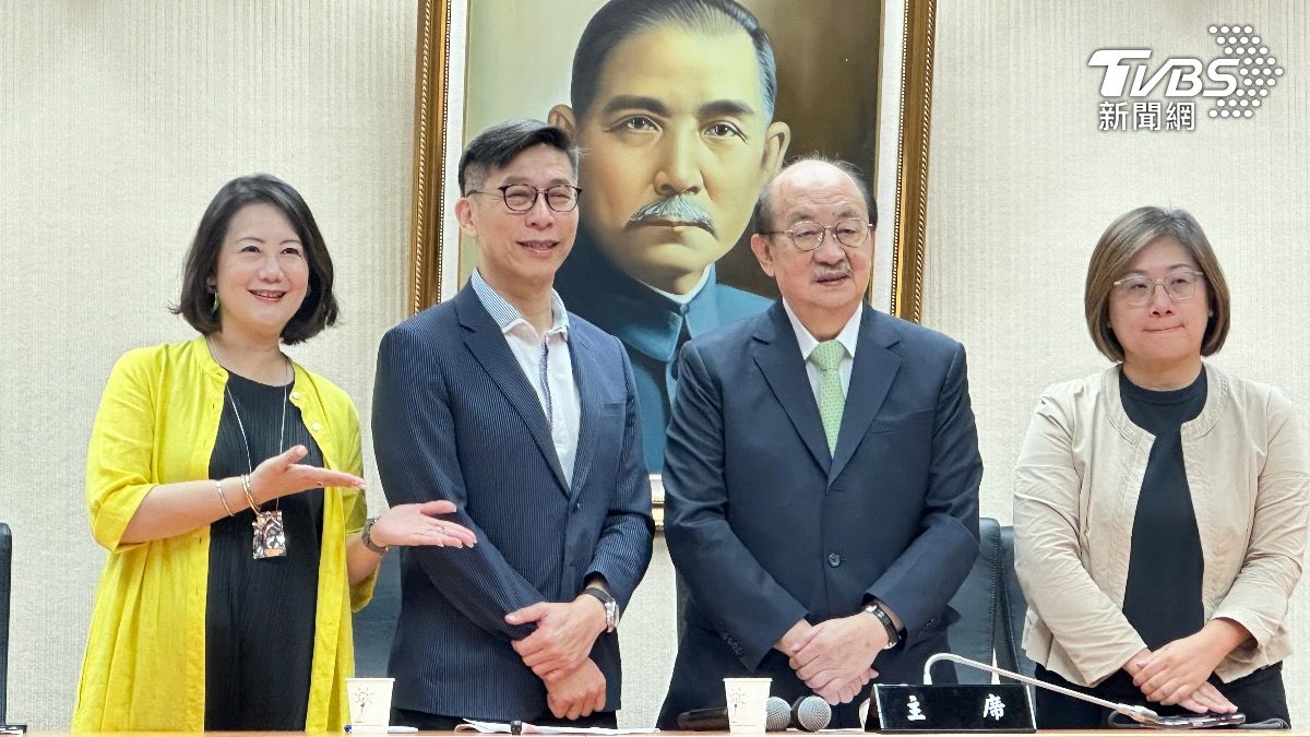 民進黨團會議今早進行幹部選舉，由鍾佳濱（左2）任幹事長、陳培瑜（右1）任書記長。（圖／潘袁詩羽攝）