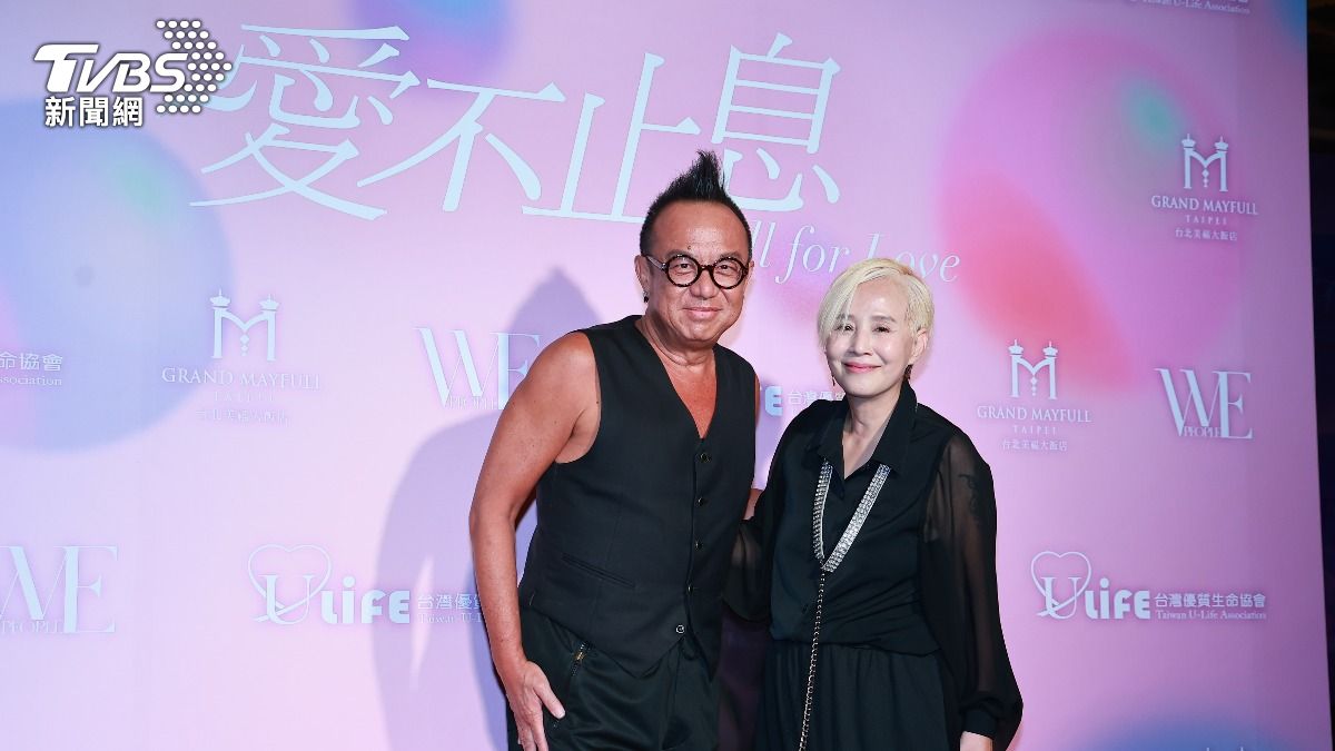 李明依（右）和黃大煒出席「2025 愛不止息慈善晚會」。（圖／黃城碩攝）