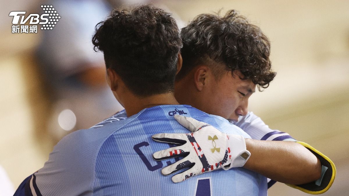 王念好轟出陽春砲，情緒激動流下男兒淚。（圖／中央社）