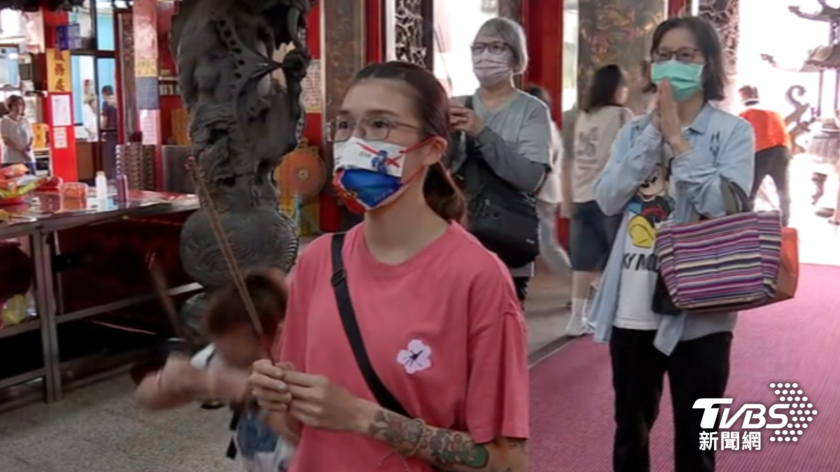 世錦賽奪3金「終於對自己有信心」 黃筱雯攜阿嬤湧蓮寺還願