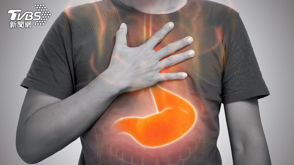 有民眾長期受「胸口拉扯疼痛」與「胸悶」所苦，轉向中醫求助，發現是隱性胃食道逆流。（示意圖／shutterstock達志影像）