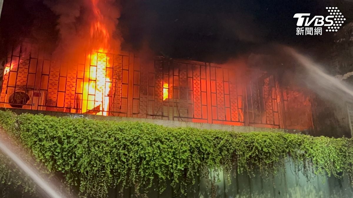 台南公寓全面燃燒5人一度困陽台 尋獲1女焦屍
