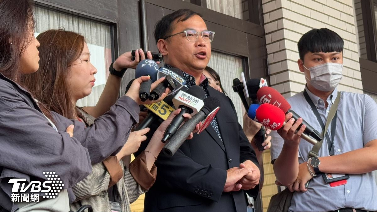 綠委王義川去年六月被藍委徐巧芯爆料開名車闖紅燈，但王義川懷疑遭跟監，故向警方報案。（圖／劉庭宇攝）