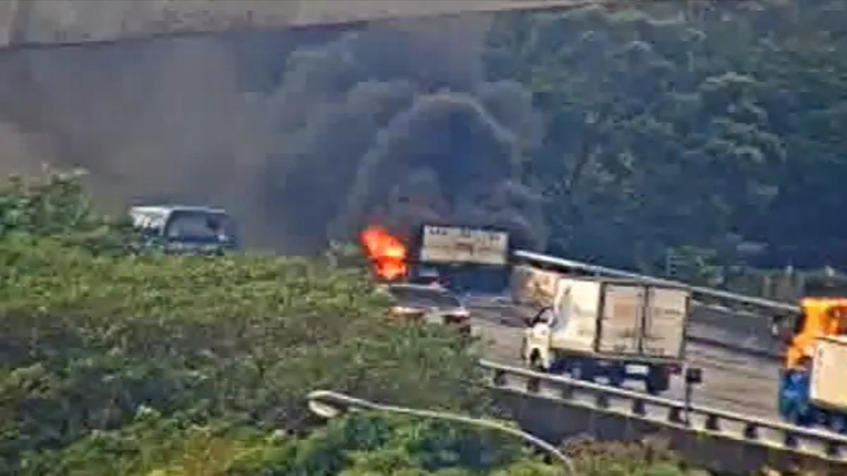 今天上午國道一號桃園路段發生火燒車事故。（圖／高速公路資訊網）