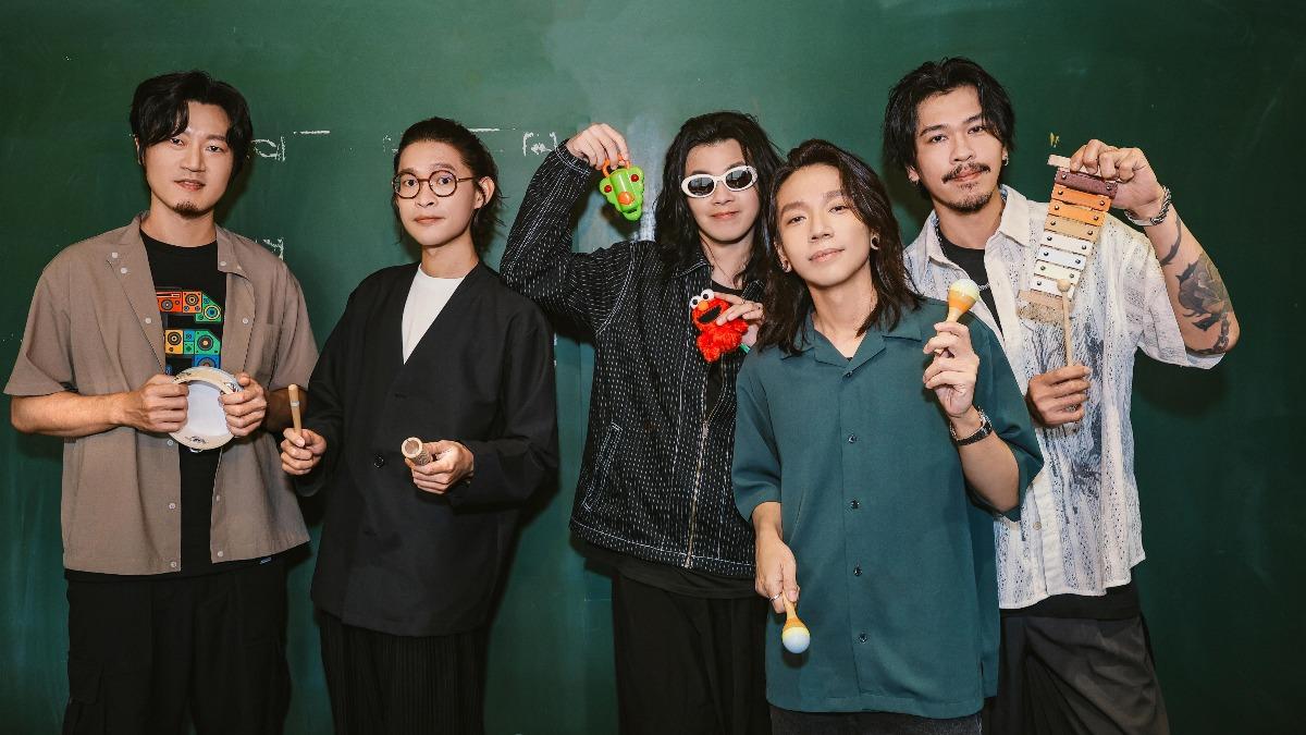 麋先生全新單曲〈散散步〉成最可愛的一首歌，以諾夫妻錄音室放閃甜翻全場。（圖／相信音樂提供）