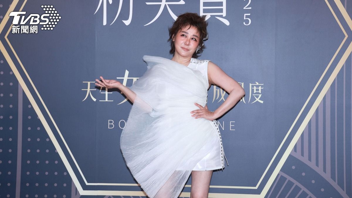 藍心湄穿台灣設計師品牌禮服登場。（圖／趙世平攝）