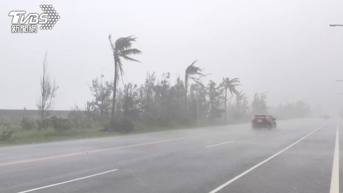 台東南迴公路霧茫茫，紅綠燈號誌被強風吹到劇烈搖晃，電線像跳繩樣甩動。（圖／TVBS）