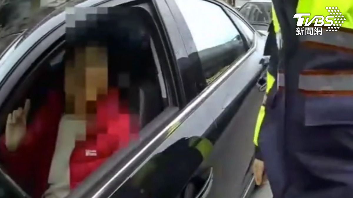 違停被攔揪假車牌，兒目睹母遭銬怒轟。（圖／TVBS）