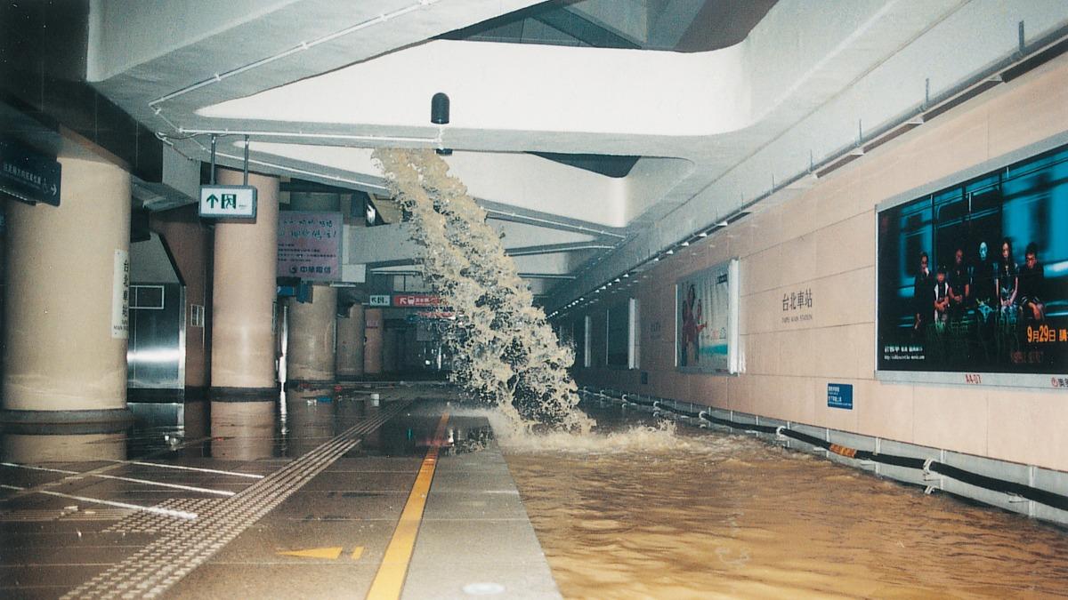納莉颱風帶來的強大雨勢灌入台北捷運車站。（圖／翻攝自臉書粉絲專頁「台北捷運Metro Taipei」）